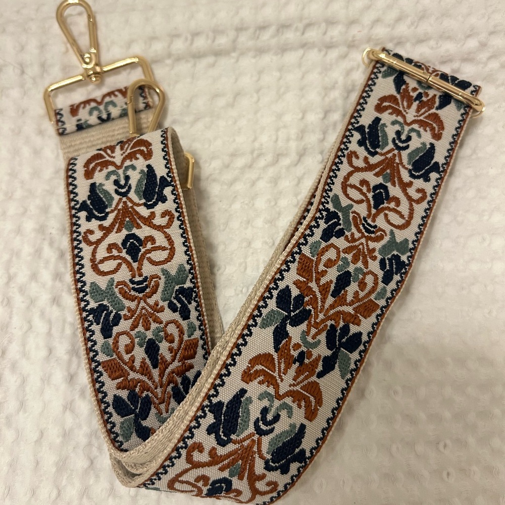 Elegant Patterned purse Strap with Gold Buckle - Picture 3 of 4